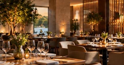 Salón del restaurante con mesas puestas