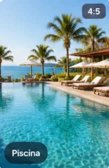 Piscina con palmeras y tumbonas frente al mar